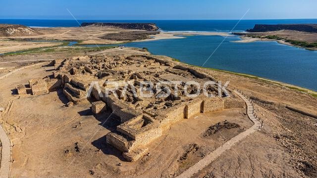 صورة جوية لميناء اللبان القديم في سمهرم، أحد مواقع التراث العالمي لليونسكو، خور روري، صلالة، عُمان، الشرق الأوسط صورة جوية لميناء اللبان القديم في سمهرم، أحد مواقع التراث العالمي لليونسكو، خور روري، صلالة، عُمان، الشرق الأوسط