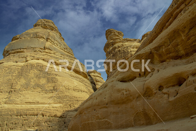 صورة ابداعية للتكوينات والتشكيلات الصخرية في مدائن صالح بمحافظة العلا في المملكة العربية السعودية، الجبال الصخرية، المعالم التاريخية الأثرية السياحية القديمة، جمال الطبيعة الصحراوية، السياحة في السعودية