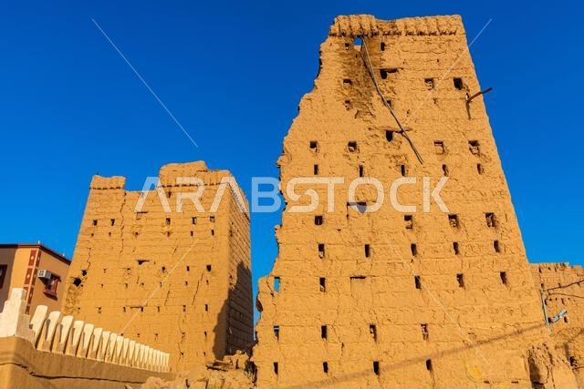 أبراج طينية مبنية على الطراز التقليدي تُستخدم كمساكن، نجران، المملكة العربية السعودية، الشرق الأوسط