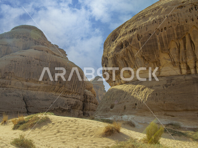 صورة ابداعية للتكوينات والتشكيلات الصخرية في مدائن صالح بمحافظة العلا في المملكة العربية السعودية، الجبال الصخرية، المعالم التاريخية الأثرية السياحية القديمة، جمال الطبيعة الصحراوية، السياحة في السعودية