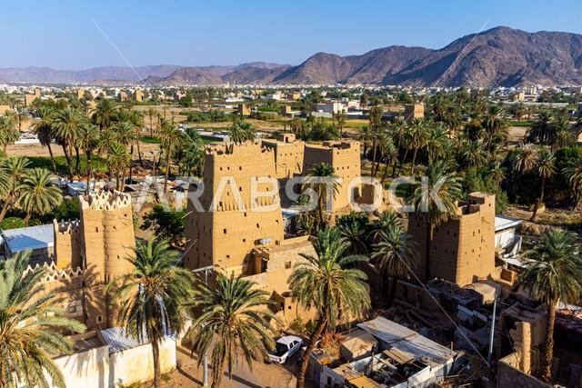 صورة جوية لأبراج طينية مبنية على الطراز التقليدي تُستخدم كمساكن، نجران، المملكة العربية السعودية، الشرق الأوسط