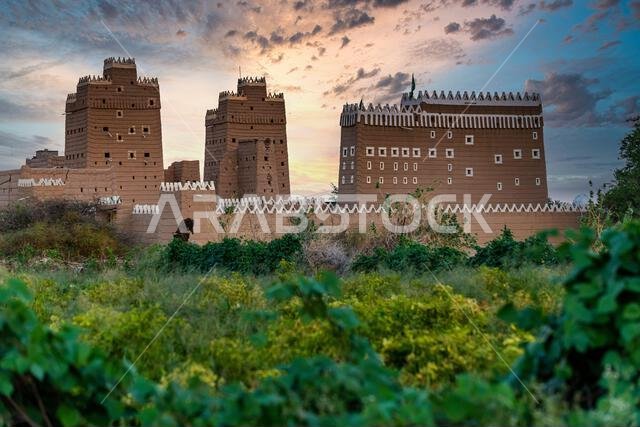 أبراج طينية مبنية على الطراز التقليدي تُستخدم كمساكن، نجران، المملكة العربية السعودية، الشرق الأوسط