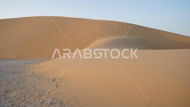 غروب شمس خلاب في كثيب رملي غنائي في قطر
