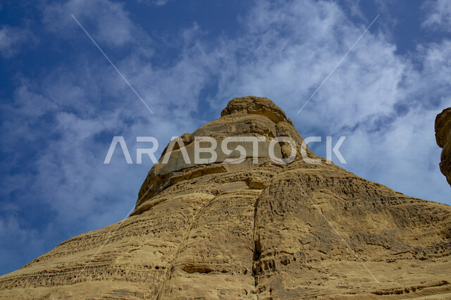 صورة ابداعية للتكوينات والتشكيلات الصخرية في مدائن صالح بمحافظة العلا في المملكة العربية السعودية، الجبال الصخرية، المعالم التاريخية الأثرية السياحية القديمة، جمال الطبيعة الصحراوية، السياحة في السعودية