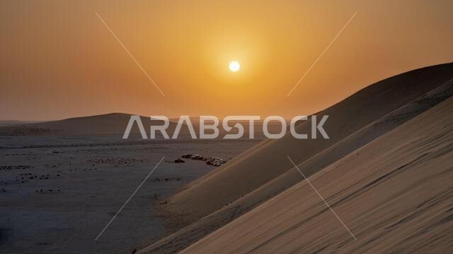 غروب شمس خلاب في كثيب رملي غنائي في قطر