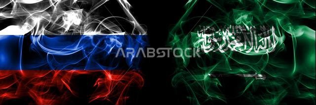 روسيا، روسيا ضد السعودية، أعلام عربية. علم دخاني موضوع جنباً إلى جنب معزول على خلفية سوداء.