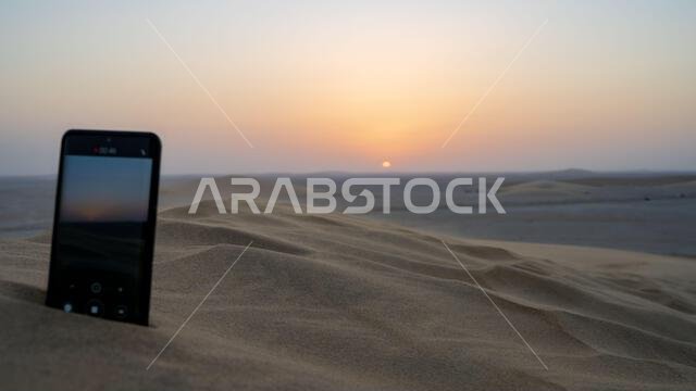 تسجيل غروب الشمس بالهاتف المحمول على الكثبان الرملية المغنية في قطر