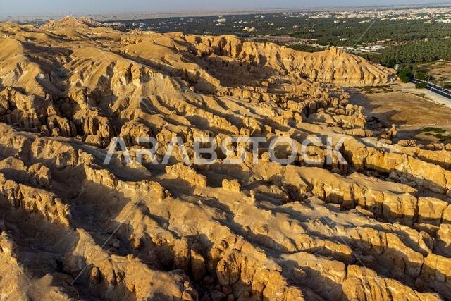 صورة جوية لجبل القره، واحة الأحساء، موقع تراث عالمي لليونسكو، الهفوف، المملكة العربية السعودية، الشرق الأوسط صورة جوية لجبل القره، واحة الأحساء، موقع تراث عالمي لليونسكو، الهفوف، المملكة العربية السعودية، الشرق الأوسط