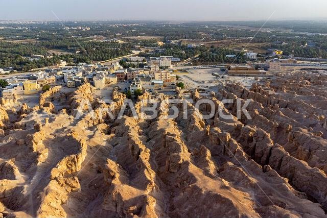 صورة جوية لجبل القره، واحة الأحساء، موقع تراث عالمي لليونسكو، الهفوف، المملكة العربية السعودية، الشرق الأوسط صورة جوية لجبل القره، واحة الأحساء، موقع تراث عالمي لليونسكو، الهفوف، المملكة العربية السعودية، الشرق الأوسط