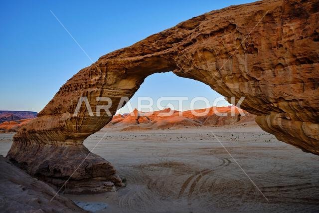المملكة العربية السعودية، منطقة المدينة المنورة، العلا أو العلا، جبل القوس، صخرة على شكل قوس المملكة العربية السعودية، منطقة المدينة المنورة، العلا أو العلا، جبل القوس، صخرة على شكل قوس