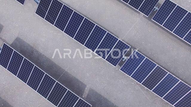 صورة جوية من طائرة بدون طيار تُظهر ألواح الطاقة الشمسية أو وحدة الخلايا الكهروضوئية في الصحراء.