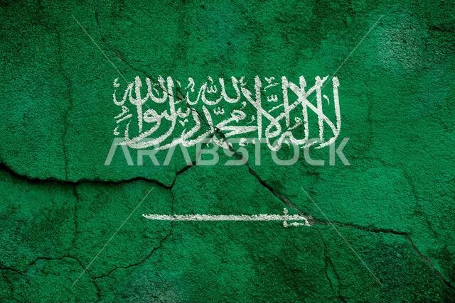 صورة كاملة الإطار لعلم المملكة العربية السعودية البالي المرسوم على جدار متصدع. صورة كاملة الإطار لعلم المملكة العربية السعودية البالي المرسوم على جدار متصدع.