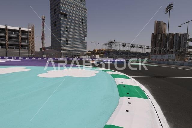 جدة، المملكة العربية السعودية. ٢٤ مارس ٢٠٢٢. أجواء حلبة السباق - تفاصيل حافة الرصيف. سباق الجائزة الكبرى السعودي، الخميس ٢٤ مارس ٢٠٢٢. جدة، المملكة العربية السعودية. حقوق الصورة: جيمس موي/ألامي لايف نيوز