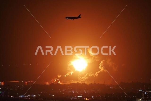 جدة، المملكة العربية السعودية. ٢٥ مارس ٢٠٢٢. أجواء حلبة السباق - حريقٌ يندلع عقب هجوم صاروخي على منشأة نفطية تابعة لشركة أرامكو. سباق الجائزة الكبرى السعودي، الجمعة ٢٥ مارس ٢٠٢٢. جدة، المملكة العربية السعودية. حقوق الصورة: جيمس موي/ألامي لايف نيوز