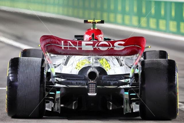 لويس هاميلتون (بريطانيا) يقود سيارة مرسيدس AMG F1 W13 مطلية بطلاء عاكس للضوء على الجناح الخلفي. 25 مارس 2022، بطولة العالم للفورمولا 1، الجولة الثانية، جائزة السعودية الكبرى، جدة، المملكة العربية السعودية، يوم التجارب الحرة. حقوق الصورة محفوظة لـ: XPB/Press Association Images.