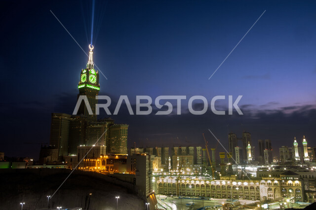 صورة جمالية لبرج الساعة في مدينة مكة المكرمة بالمملكة العربية السعودية ليلا، أبراج الحرم المكي الشريف، الحرم المكي الشريف، معالم دينية إسلامية مشهورة في السعودية، الفن الهندسي المعماري في السعودية