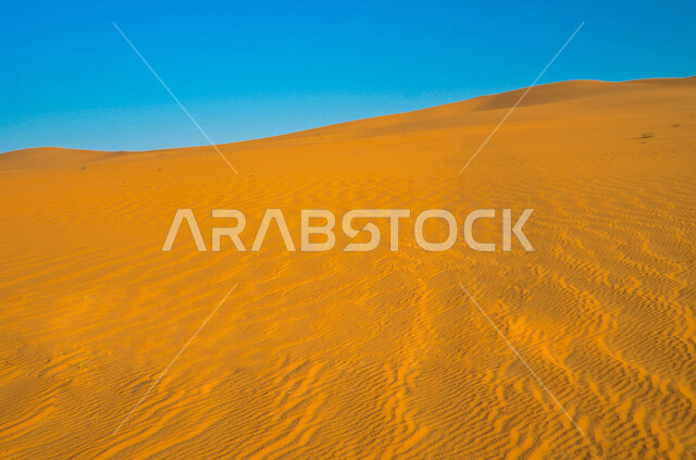صورة ابداعية للصحراء بالمملكة العربية السعودية، الكثبان الرملية، الرمال الذهبية في صحراء السعودية، الطبيعة الصحراوية في السعودية، السياحة في السعودية