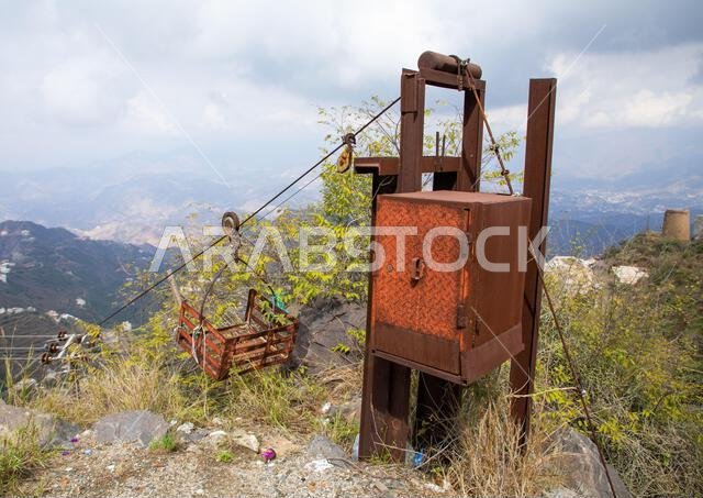 كابل في الجبل قرب الحدود اليمنية، محافظة جيزان، جبال فيفا، المملكة العربية السعودية