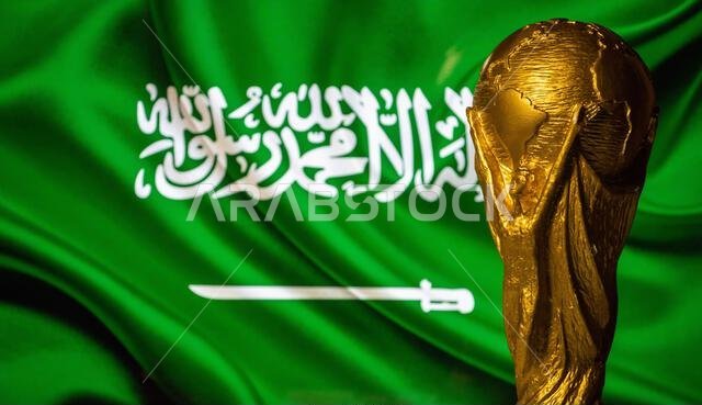 6 أكتوبر 2021 الرياض، المملكة العربية السعودية. كأس العالم لكرة القدم على خلفية علم المملكة العربية السعودية. 6 أكتوبر 2021 الرياض، المملكة العربية السعودية. كأس العالم لكرة القدم على خلفية علم المملكة العربية السعودية.