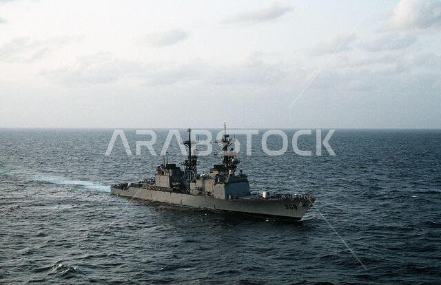 تبحر السفينة إس إس آرثر دبليو رادفورد (DD-968) قبالة سواحل المملكة العربية السعودية خلال عملية الشعاب المرجانية الحمراء الثالثة.