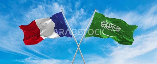 تتقاطع أعلام فرنسا والسعودية الوطنية وترفرف في مهب الريح تحت سماء ملبدة بالغيوم. ترمز إلى العلاقة والحوار والسفر بين البلدين. تتقاطع أعلام فرنسا والسعودية الوطنية وترفرف في مهب الريح تحت سماء ملبدة بالغيوم. ترمز إلى العلاقة والحوار والسفر بين البلدين.