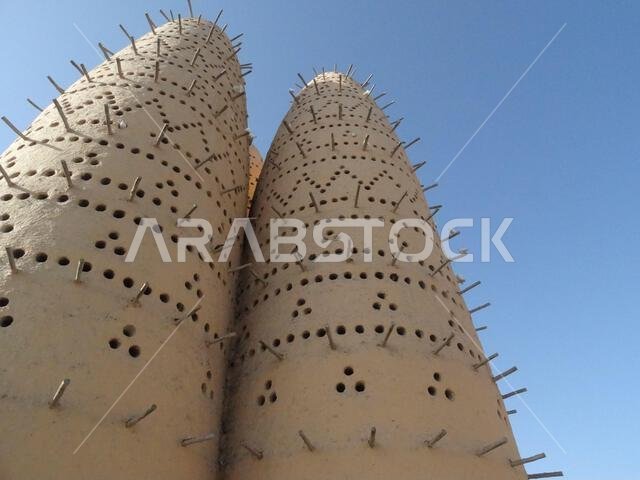 برج حمام طيني تقليدي عليه بعض الحمام