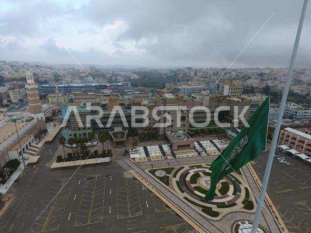 صورة التقطتها طائرة بدون طيار لمدينة أبها في المملكة العربية السعودية مع العلم السعودي