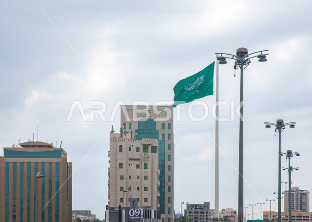 صورة مقربة لسارية علم السعودية يرفرف بالسماء، الاحتفال باليوم الوطني السعودي ، حب الوطن