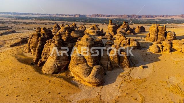 صورة جوية لتكوينات صخرية خلابة في مدائن صالح (الحجر)، العلا، المملكة العربية السعودية، الشرق الأوسط