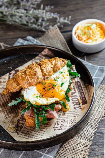 طبق لساندويش البيض المقلي, خبز الكروسان المحشو بالبيض, فطور شهي, مأكولات صحيه, طبق إفطار صحي شهي, وجبة فطور صحيه