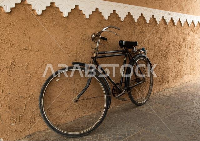 دراجة هوائية مركونة بجوار جدار، محافظة جازان، فرسان، المملكة العربية السعودية دراجة هوائية مركونة بجوار جدار، محافظة جازان، فرسان، المملكة العربية السعودية