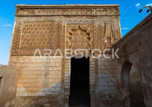 منزل فرساني مزين بالجبس واللوحات الجدارية، منطقة جازان، فرسان، المملكة العربية السعودية