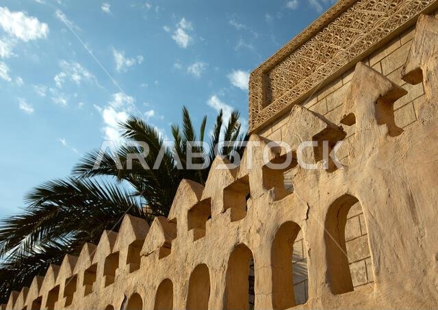زخرفة جبسية لمدخل منزل أحمد منور رفا، منطقة جازان، فرسان، المملكة العربية السعودية