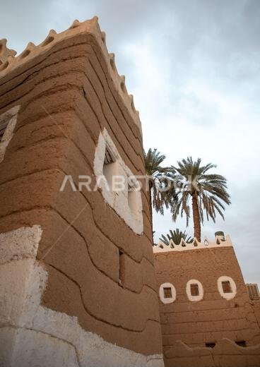بيت طيني تقليدي مع أشجار النخيل، محافظة نجران، نجران، المملكة العربية السعودية بيت طيني تقليدي مع أشجار النخيل، محافظة نجران، نجران، المملكة العربية السعودية