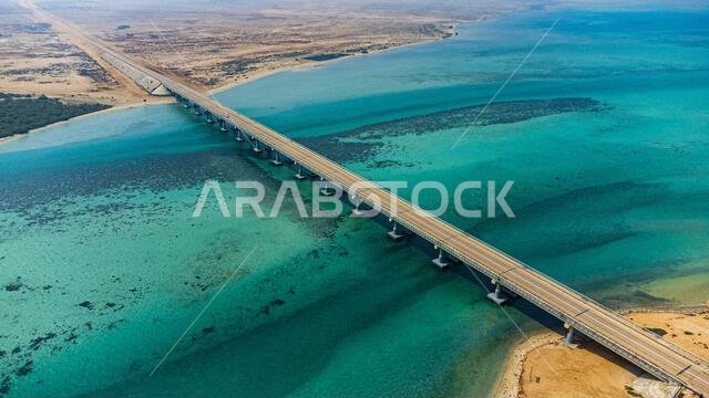 صورة جوية للجسر الذي يربط جزر فرسان، المملكة العربية السعودية، الشرق الأوسط