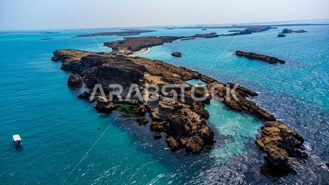 صورة جوية لقارب صغير في جزر فرسان، المملكة العربية السعودية، الشرق الأوسط