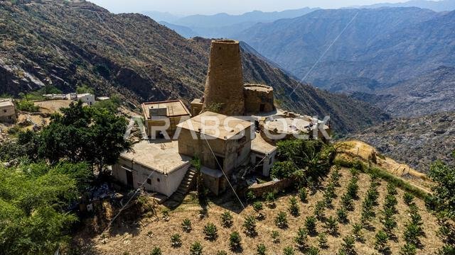 صورة جوية لمنزل محصن ومزرعة بن، جبال عسير، المملكة العربية السعودية، الشرق الأوسط