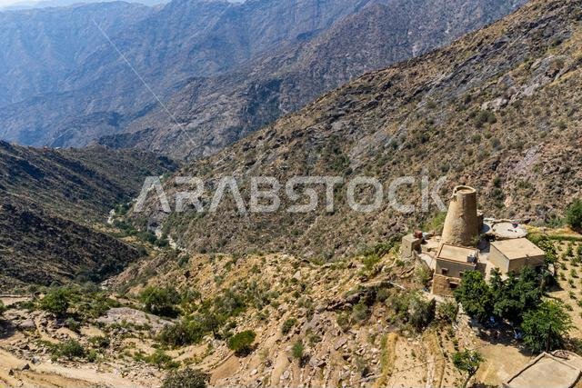 صورة جوية لمنزل محصن ومزرعة بن، جبال عسير، المملكة العربية السعودية، الشرق الأوسط