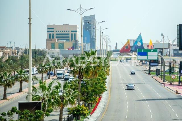 طريق مع سيارات وخلفية لوسط مدينة الدمام، المملكة العربية السعودية