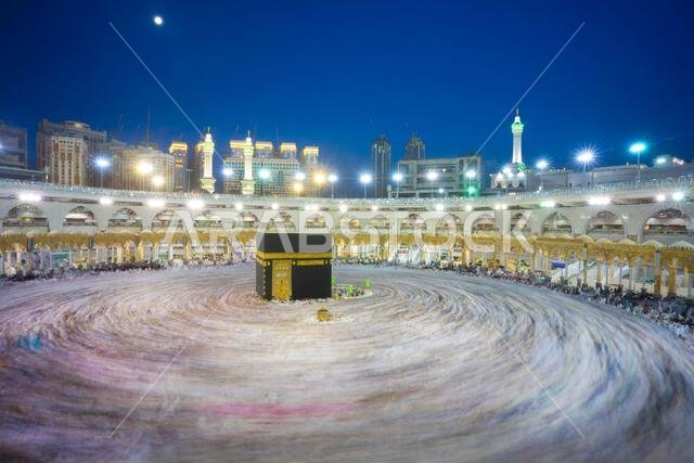 مكة المكرمة، المملكة العربية السعودية. التقطت الصورة في مايو 2019. حشود من الحجاج يؤدون العمرة في الكعبة المشرفة في المسجد الحرام.
