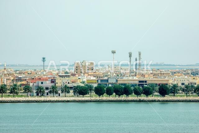 منظر بانورامي لساحل الدمام ووسط المدينة من جزيرة مرجان، المملكة العربية السعودية