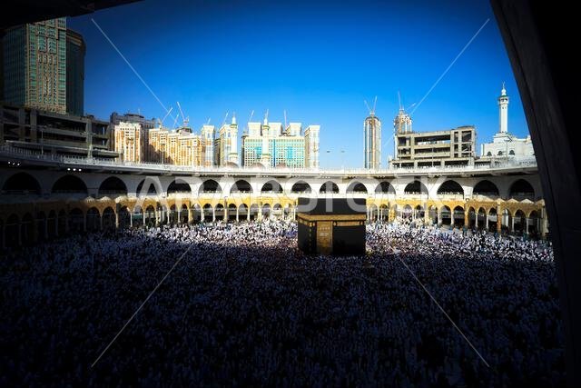 مكة المكرمة، المملكة العربية السعودية. التقطت الصورة في مايو 2019. حشود من الحجاج يؤدون العمرة في الكعبة المشرفة في المسجد الحرام.