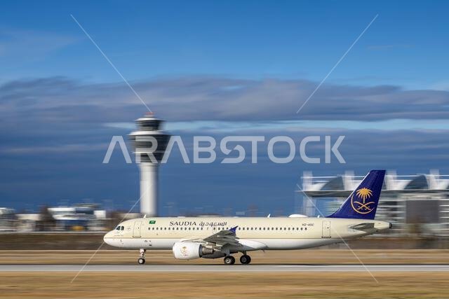ميونخ، ألمانيا - 14 فبراير 2024: طائرة إيرباص A320-214 تابعة للخطوط الجوية السعودية، تحمل رقم التسجيل HZ-ASC، تقلع من المدرج الجنوبي ميونخ، ألمانيا - 14 فبراير 2024: طائرة إيرباص A320-214 تابعة للخطوط الجوية السعودية، تحمل رقم التسجيل HZ-ASC، تقلع من المدرج الجنوبي