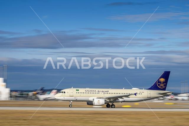 ميونخ، ألمانيا - 14 فبراير 2024: طائرة إيرباص A320-214 تابعة للخطوط الجوية السعودية، تحمل رقم التسجيل HZ-ASC، تقلع من المدرج الجنوبي ميونخ، ألمانيا - 14 فبراير 2024: طائرة إيرباص A320-214 تابعة للخطوط الجوية السعودية، تحمل رقم التسجيل HZ-ASC، تقلع من المدرج الجنوبي