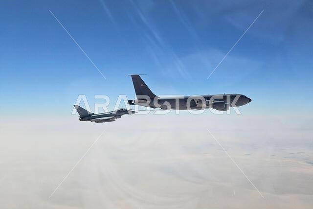 طائرة تزويد وقود من طراز KC-135R تابعة لسلاح الجو الأمريكي تزود طائرة تايفون تابعة لسلاح الجو الملكي البريطاني بالوقود خلال مناورات "رماح النصر" التي استضافها سلاح الجو الملكي السعودي في المملكة العربية السعودية في 13 فبراير 2024. (صورة من سلاح الجو الأمريكي) طائرة تزويد وقود من طراز KC-135R تابعة لسلاح الجو الأمريكي تزود طائرة تايفون تابعة لسلاح الجو الملكي البريطاني بالوقود خلال مناورات "رماح النصر" التي استضافها سلاح الجو الملكي السعودي في المملكة العربية السعودية في 13 فبراير 2024. (صورة من سلاح الجو الأمريكي)