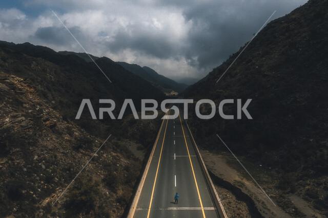  طرق جبليه معبده عبر الوديان بين الجبال, تضاريس جبليه في المملكه العربيه السعوديه, الطرق والجسور, أنفاق وسط المرتفعات