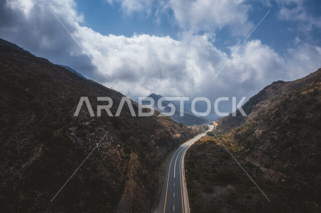  طرق جبليه معبده عبر الوديان بين الجبال, تضاريس جبليه في المملكه العربيه السعوديه, الطرق والجسور, أنفاق وسط المرتفعات