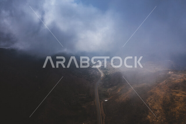  طرق جبليه معبده عبر الوديان بين الجبال, تضاريس جبليه في المملكه العربيه السعوديه, الطرق والجسور, أنفاق وسط المرتفعات