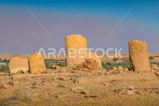 أعمدة راجاجيل القديمة التي يعود تاريخها إلى الألفية الرابعة قبل الميلاد، بالقرب من سكاكا، الجوف، المملكة العربية السعودية