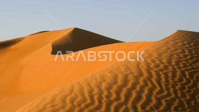 أنماط الكثبان الرملية المجردة بالقرب من دبي في الإمارات العربية المتحدة.